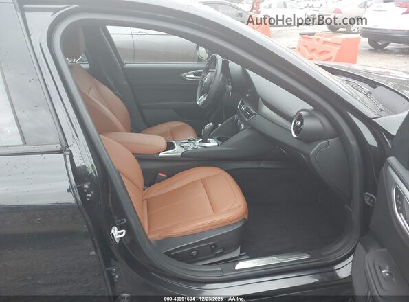 ZARFAMBN5R7679958 2024 ALFA ROMEO GIULIA Black Widok wnętrza z przodu
