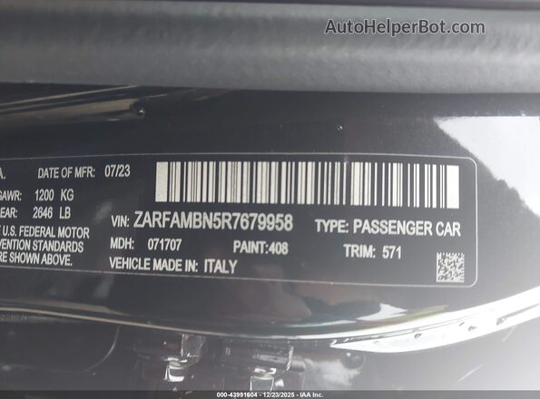 ZARFAMBN5R7679958 2024 ALFA ROMEO GIULIA Black Widok komory silnika