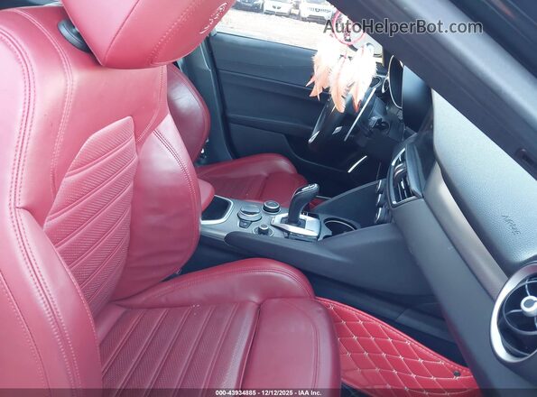 ZARFAMBN6P7667847 2023 ALFA ROMEO GIULIA Black წინა სალონის ხედი