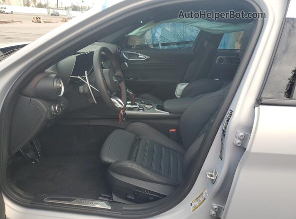 ZARFAMBNXR7682922 2024 ALFA ROMEO GIULIA Silver Front interior view