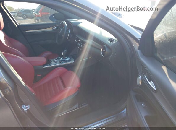 ZASPAKBNXR7D75924 2024 ALFA ROMEO STELVIO Gray Вид салону спереду
