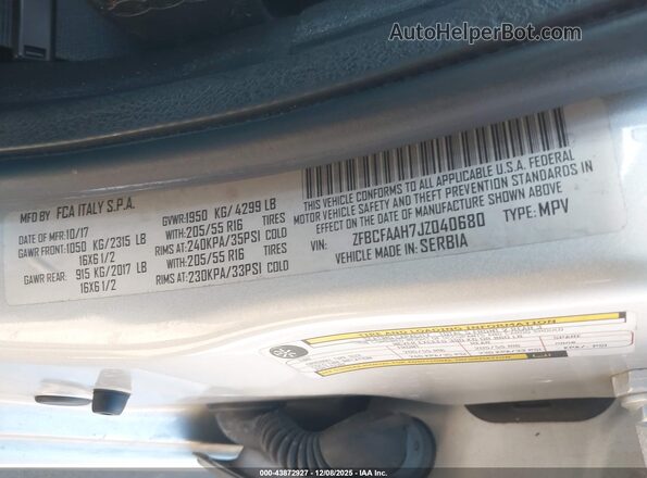 ZFBCFAAH7JZ040680 2018 FIAT 500L Silver Vista del compartimento del motor