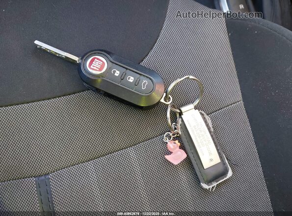 ZFBCFADH7GZ037900 2016 FIAT 500L Gray Dashboard view