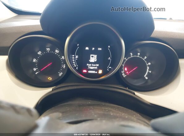 ZFBCFYAB6JP661733 2018 FIAT 500X White Հետևի նստատեղերի տեսք