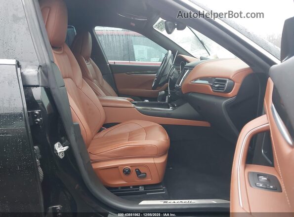 ZN661YUS1JX289463 2018 MASERATI LEVANTE Black 