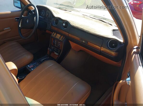 12319012010011    1979 MERCEDES-BENZ 300 Brown Vista interior delantera