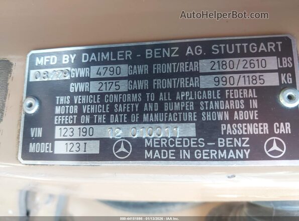 12319012010011    1979 MERCEDES-BENZ 300 Brown Vista del compartimento del motor