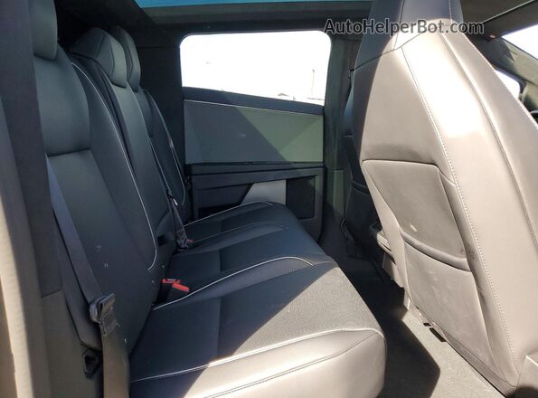 7G2CEHED7RA033076 2024 TESLA CYBERTRUCK Silver Vista interior trasera