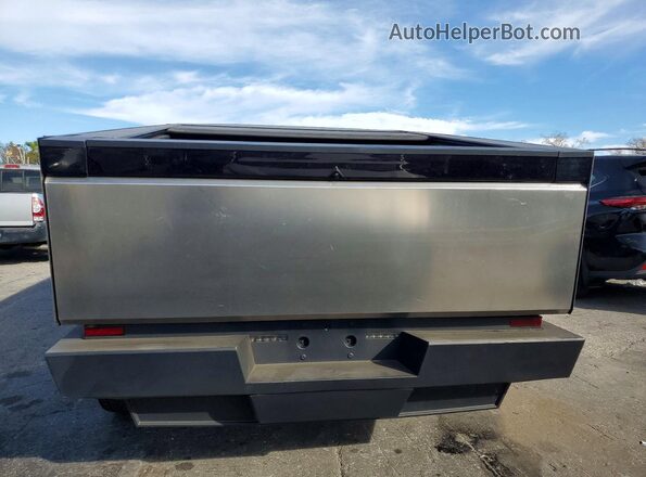 7G2CEHED7RA033076 2024 TESLA CYBERTRUCK Silver Vista interior delantera