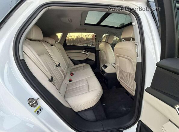 WA1AAAGE8MB010286 2021 AUDI E-TRON White Widok wnętrza z przodu