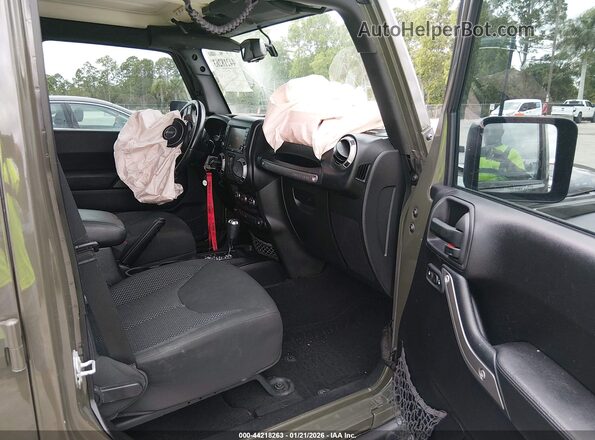 1C4BJWDG1GL105168 2016 JEEP WRANGLER UNLIMITED Green Вид салону спереду