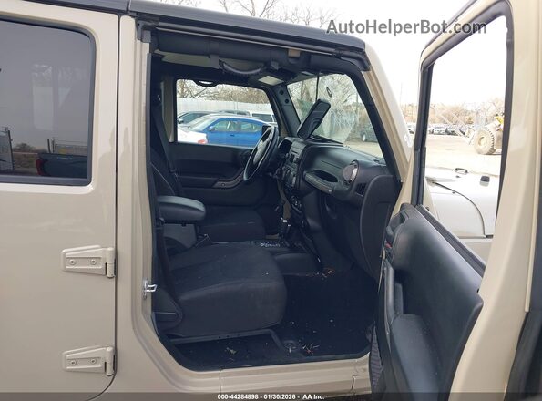 1C4BJWDG3JL810318 2018 JEEP WRANGLER Коричневый Вид салона спереди