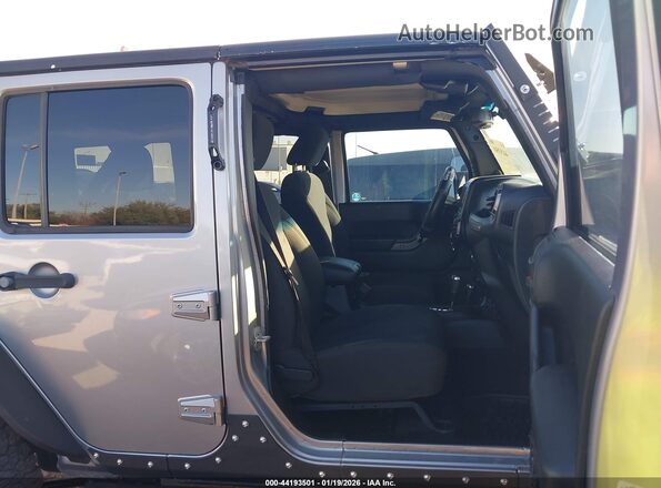 1C4BJWDGXHL593070 2017 JEEP WRANGLER UNLIMITED Silver Vista interior delantera