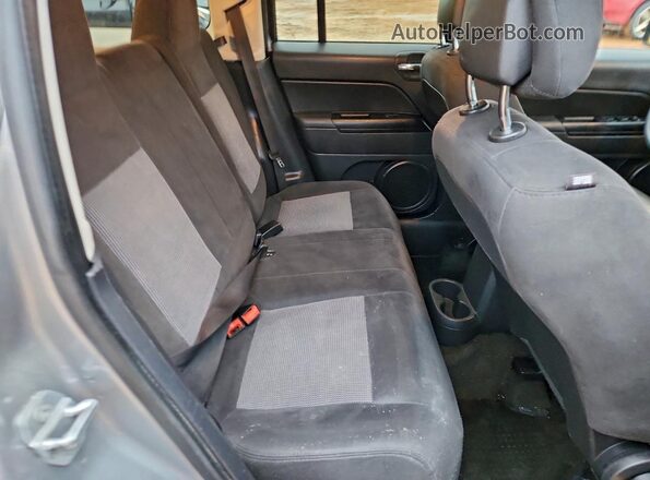 1C4NJPBB4GD576638 2016 JEEP PATRIOT Silver Widok wnętrza z tyłu