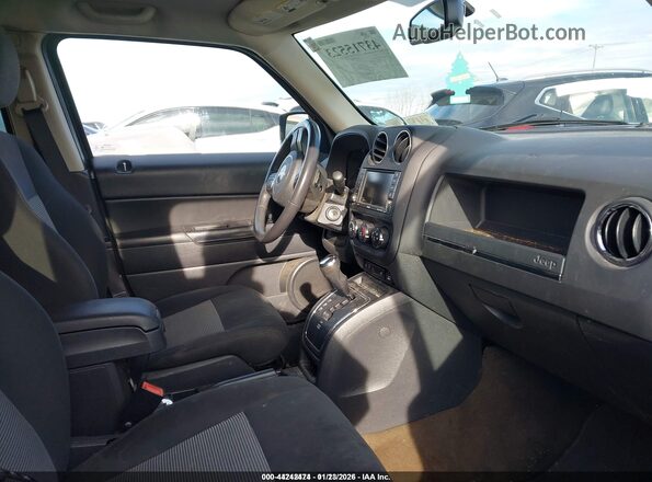1C4NJRFB1HD181386 2017 JEEP PATRIOT Серебряный Вид салона спереди