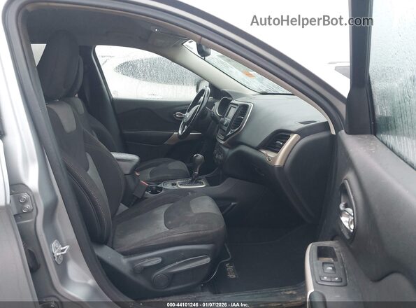 1C4PJLAB6HW652773 2017 JEEP CHEROKEE Gray Front interior view