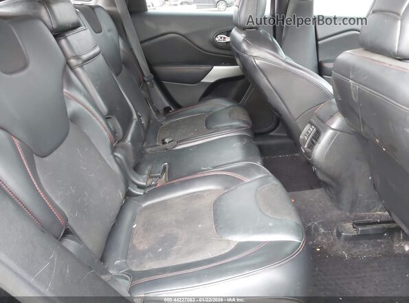 1C4PJMBB8JD567245 2018 JEEP CHEROKEE Black Widok naklejki z numerem VIN