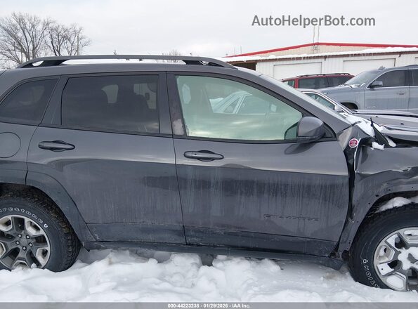1C4PJMBX8KD188601 2019 JEEP CHEROKEE Gray Widok wnętrza z tyłu