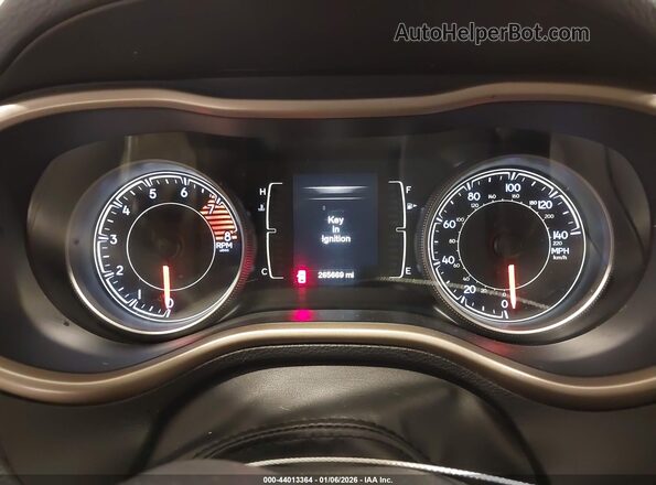 1C4PJMCS2HW532911 2017 JEEP CHEROKEE Red Вид задніх сидінь