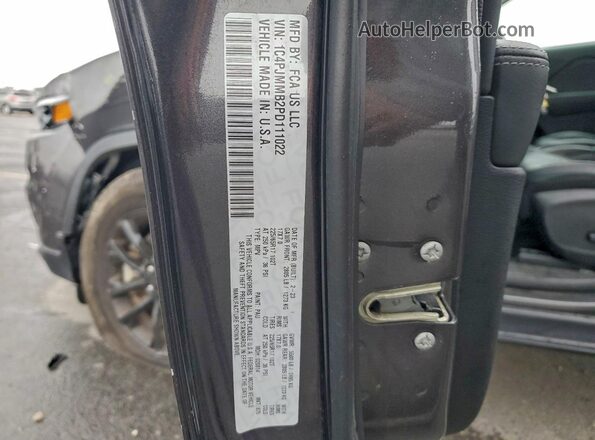 1C4PJMMB2PD111022 2023 JEEP CHEROKEE Gray Widok naklejki z numerem VIN