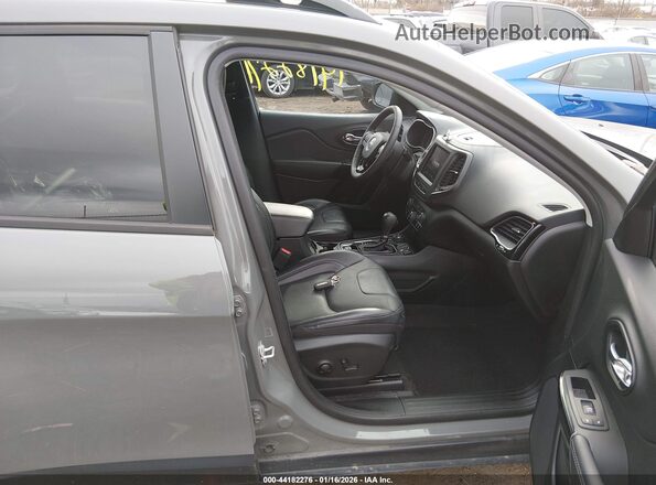 1C4PJMMB3PD108257 2023 JEEP CHEROKEE Gray წინა სალონის ხედი