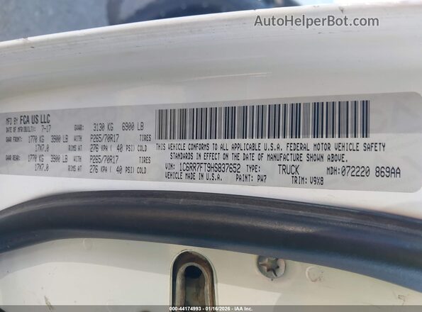 1C6RR7FT9HS837652 2017 RAM 1500 White Widok komory silnika