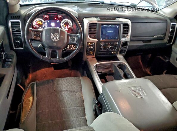 1C6RR7GG7JS224419 2018 DODGE RAM Красный Вид панели приборов