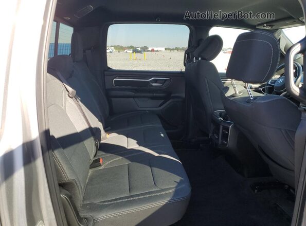 1C6RREFG4RN157410 2024 RAM 1500 Silver Vista de los asientos traseros