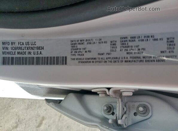 1C6RREJTXRN219834 2024 RAM 1500 White Widok komory silnika