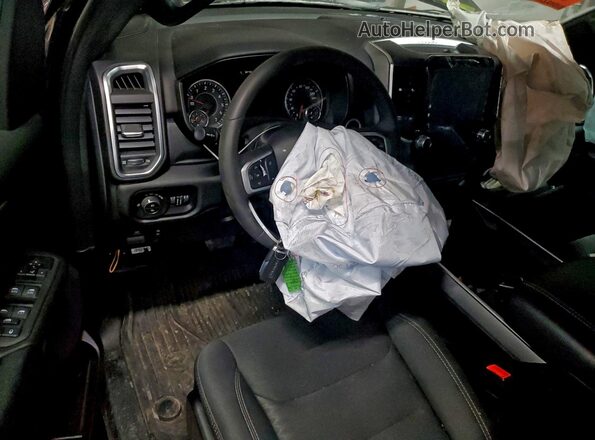 1C6RRFFG9SN547981 2025 RAM 1500 Black Widok deski rozdzielczej