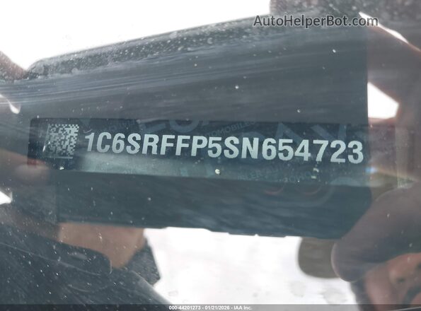 1C6SRFFP5SN654723 2025 RAM 1500 Silver ძრავის განყოფილების ხედი