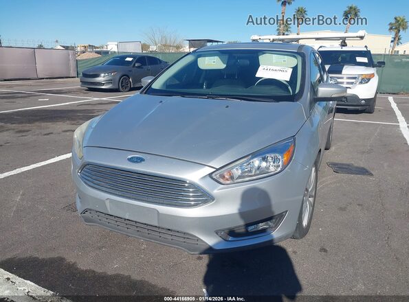 1FADP3J28HL288185 2017 FORD FOCUS Серебряный Вид спереди