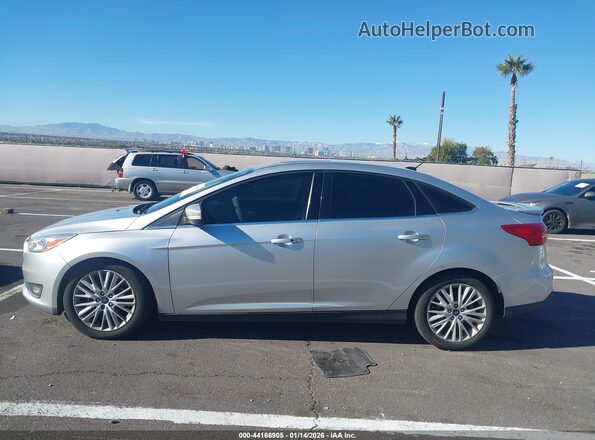 1FADP3J28HL288185 2017 FORD FOCUS Серебряный Вид задней части салона