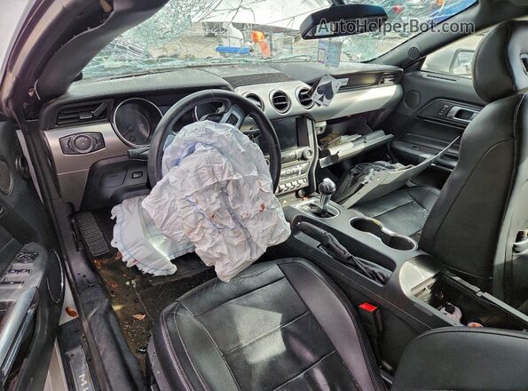 1FATP8UH2J5124093 2018 FORD MUSTANG Silver Widok deski rozdzielczej