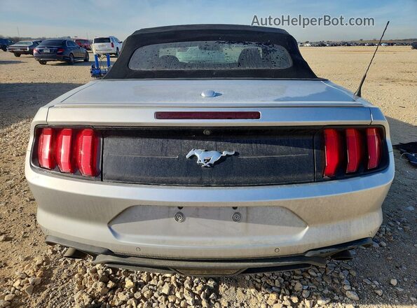 1FATP8UH2J5155540 2018 FORD MUSTANG Серебряный Вид салона спереди