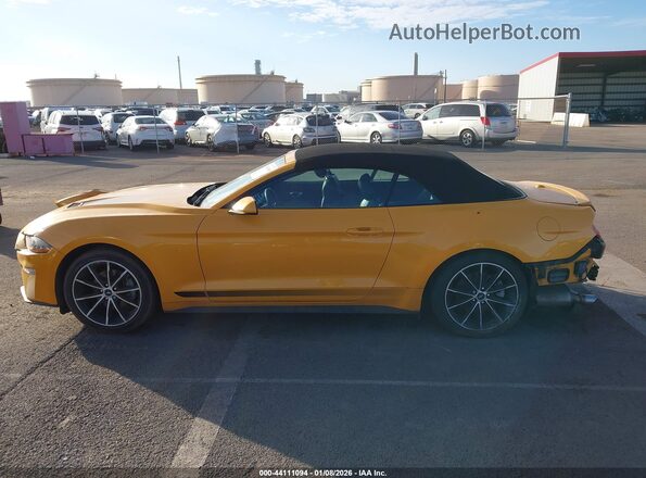 1FATP8UH4N5144514 2022 FORD MUSTANG Yellow Widok wnętrza 360 stopni