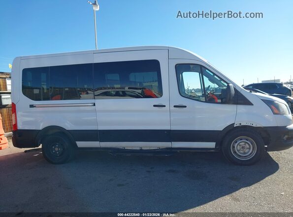 1FBAX2CG3LKA08983 2020 FORD PASSENGER Белый Вид задней части салона