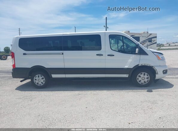 1FBAX2Y84NKA04462 2022 FORD PASSENGER White Սալոնի հետևի տեսք