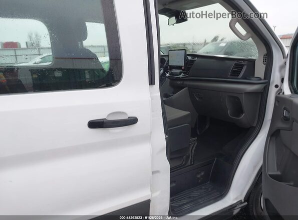 1FBAX2Y85RKA74025 2024 FORD PASSENGER White Սալոնի դիմացի տեսք