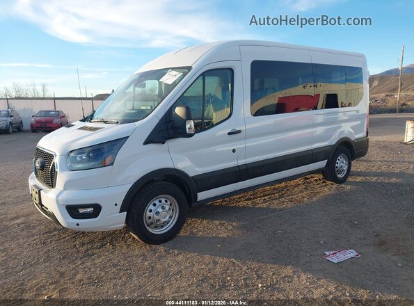 1FBAX9C81TKA23094 2026 FORD PASSENGER White Vista tres cuartos delantera izquierda