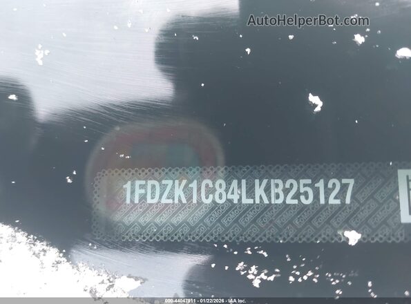 1FDZK1C84LKB25127 2020 FORD PASSENGER Белый Вид подкапотного пространства
