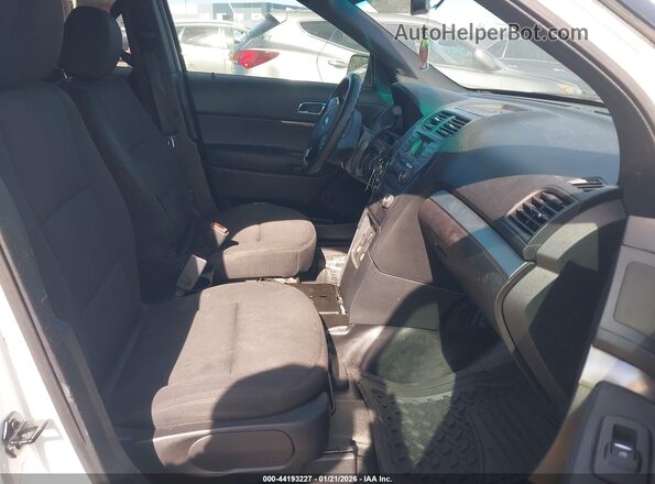 1FM5K8AR0GGA46856 2016 FORD UTILITY POLICE INTERCEPTOR White Front interior view