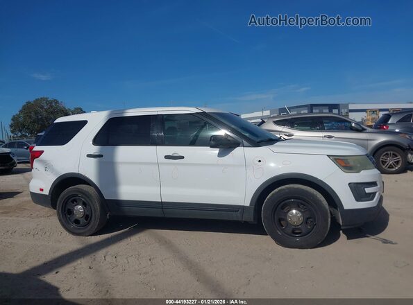 1FM5K8AR0GGA46856 2016 FORD UTILITY POLICE INTERCEPTOR White Rear interior view