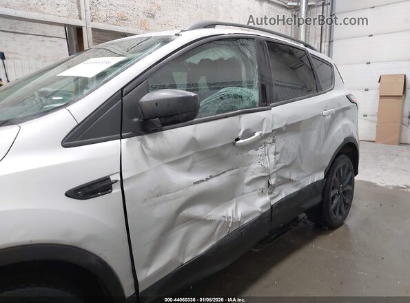 1FMCU9GD1HUE75302 2017 FORD ESCAPE Серебряный Вид спереди