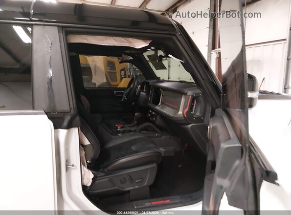 1FMEE0RR7RLA83118 2024 FORD BRONCO White Вид салону спереду