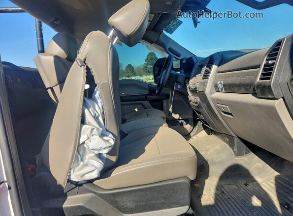1FTBF2A69LEE29022 2020 FORD F250 White Vista de los asientos traseros