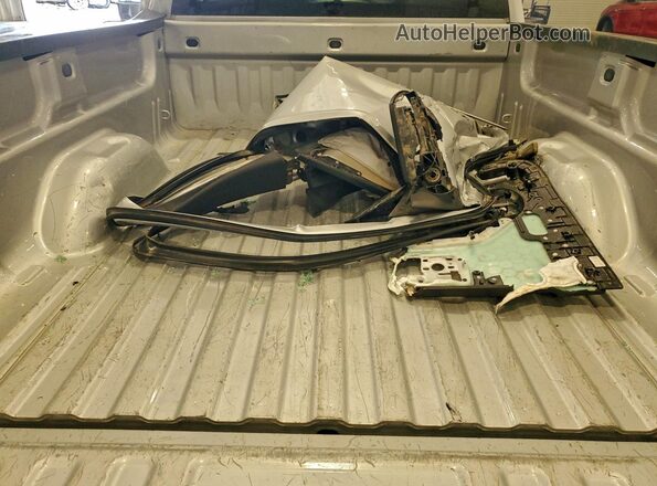 1GCNKRECXJZ322875 2018 CHEVROLET 1500 Silver Widok tylnych siedzeń