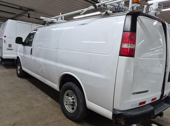1GCWGAFF8G1149185 2016 CHEVROLET EXPRESS White Widok z tyłu