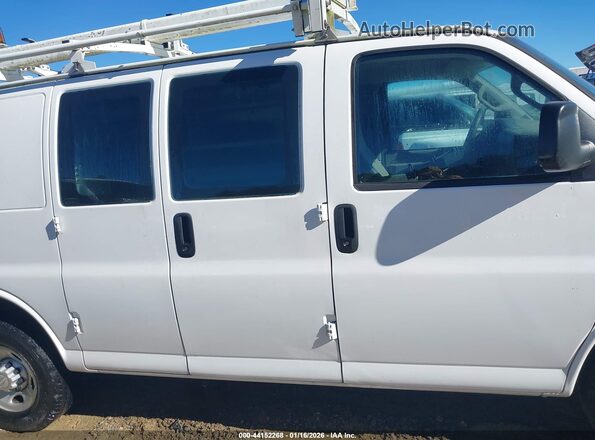 1GCWGAFF9G1330313 2016 CHEVROLET EXPRESS White Vista interior trasera