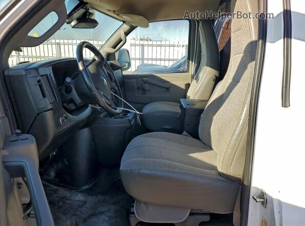 1GCWGAFPXL1260775 2020 CHEVROLET EXPRESS Белый Вид салона спереди